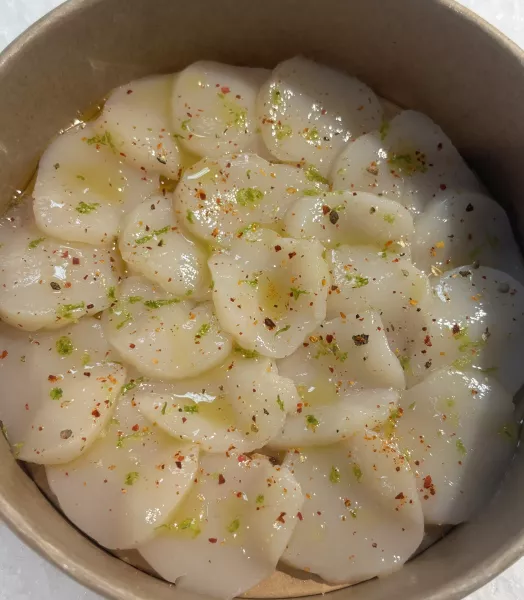 Carpaccio noix saint Jacques huile d'olive fleur de sel piment d'espelette et zeste citron vert